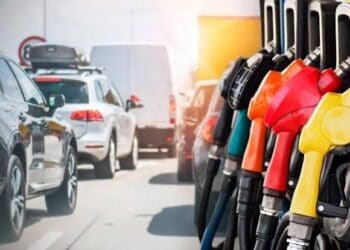 Surtidor de gasolina en una estación de combustible de República Dominicana