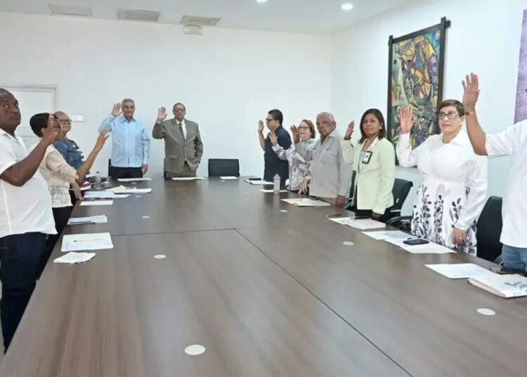 Ministro de Trabajo Eddy Olivares Ortega en sesión del Comité Nacional de Salarios, República Dominicana