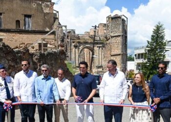Ministro David Collado en la entrega de calles rehabilitadas en Ciudad Colonial Santo Domingo