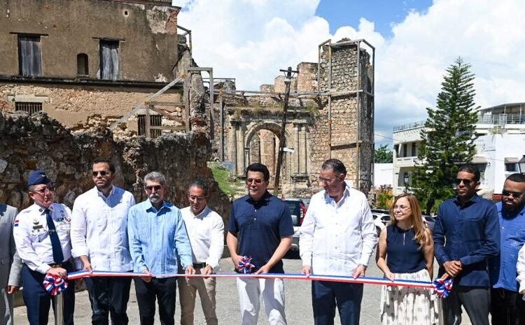 Ministro David Collado en la entrega de calles rehabilitadas en Ciudad Colonial Santo Domingo