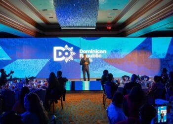 Ministro David Collado presentando la estrategia de promoción turística de República Dominicana ante agentes de viajes en Houston, Texas