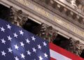 Pantallas del índice Nasdaq mostrando ganancias en la bolsa de valores de Nueva York el 6 de octubre de 2026