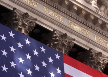 Pantallas del índice Nasdaq mostrando ganancias en la bolsa de valores de Nueva York el 6 de octubre de 2026