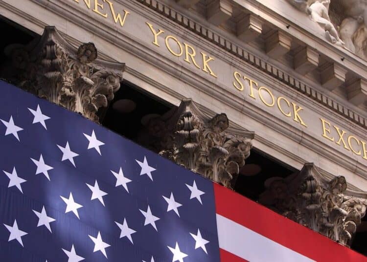 Pantallas del índice Nasdaq mostrando ganancias en la bolsa de valores de Nueva York el 6 de octubre de 2026