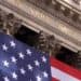 Pantallas del índice Nasdaq mostrando ganancias en la bolsa de valores de Nueva York el 6 de octubre de 2026