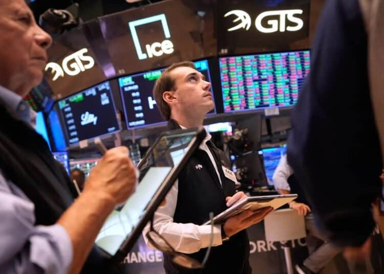Pantalla del Nasdaq en Times Square mostrando máximo histórico el 2 de octubre de 2026