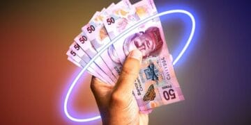 Billetes de peso mexicano y dólares estadounidenses sobre una mesa, tipo de cambio 30 de septiembre de 2026