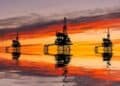 Plataforma petrolera en el mar con el precio del barril Brent superando los US$105 por tensiones en Oriente Medio