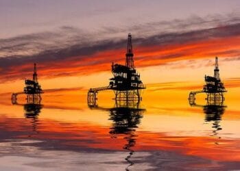 Plataforma petrolera en el mar con el precio del barril Brent superando los US$105 por tensiones en Oriente Medio