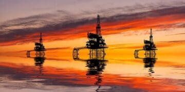 Plataforma petrolera en el mar con el precio del barril Brent superando los US$105 por tensiones en Oriente Medio