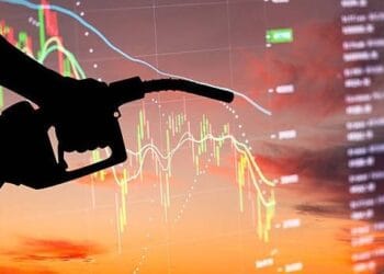 Barriles de petróleo apilados en una refinería con el precio del WTI cayendo a US$90 el barril