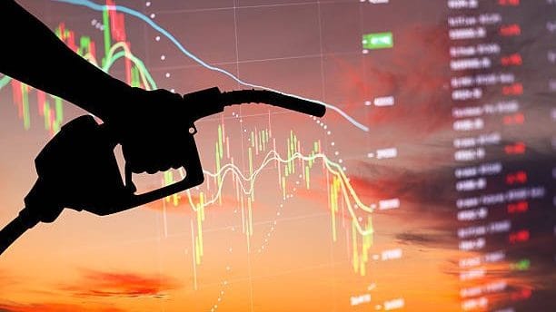Barriles de petróleo apilados en una refinería con el precio del WTI cayendo a US$90 el barril