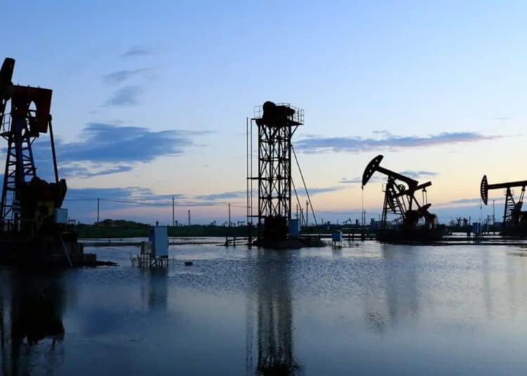 Pantallas de trading mostrando la caída del precio del barril WTI mientras diplomáticos se reúnen en Teherán