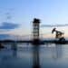 Pantallas de trading mostrando la caída del precio del barril WTI mientras diplomáticos se reúnen en Teherán