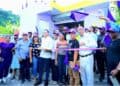 Johnny Pujols corta cinta en inauguración de local del PLD en Barahona, acompañado de dirigentes provinciales