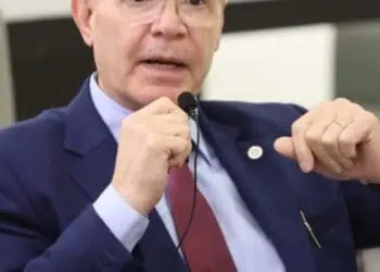 Julio Brache, presidente de la AIRD, durante sesiones de la CEPAL en Santiago de Chile