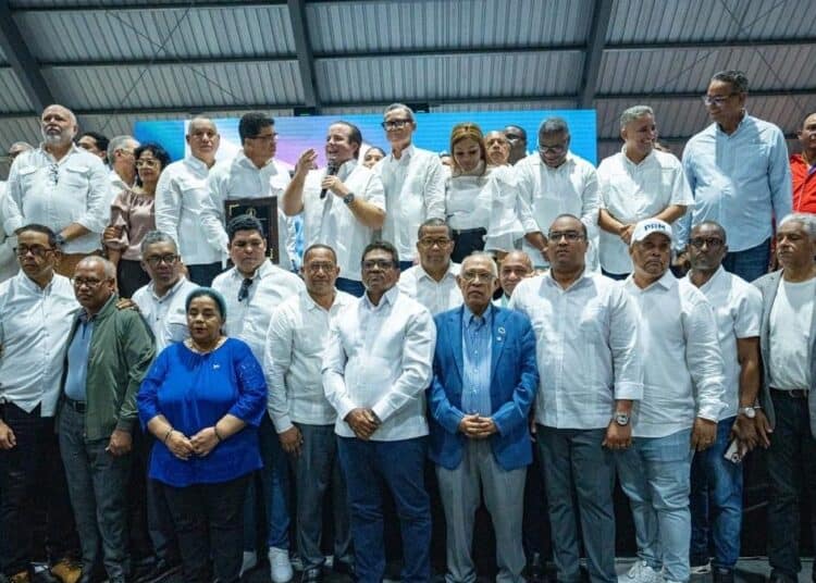 José Ignacio Paliza recibe reconocimiento del PRM de Santo Domingo en el Centro Cultural Ozama