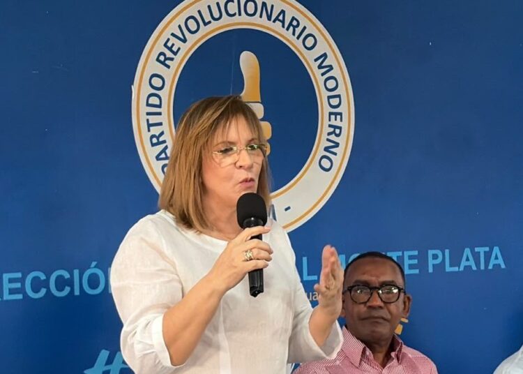 Yadira Henríquez durante juramentación de la dirección provincial de mujeres del PRM en Monte Plata