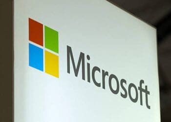 Sede de Microsoft con logotipo corporativo, mientras el regulador del Reino Unido examina su dominio en software empresarial