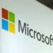 Sede de Microsoft con logotipo corporativo, mientras el regulador del Reino Unido examina su dominio en software empresarial