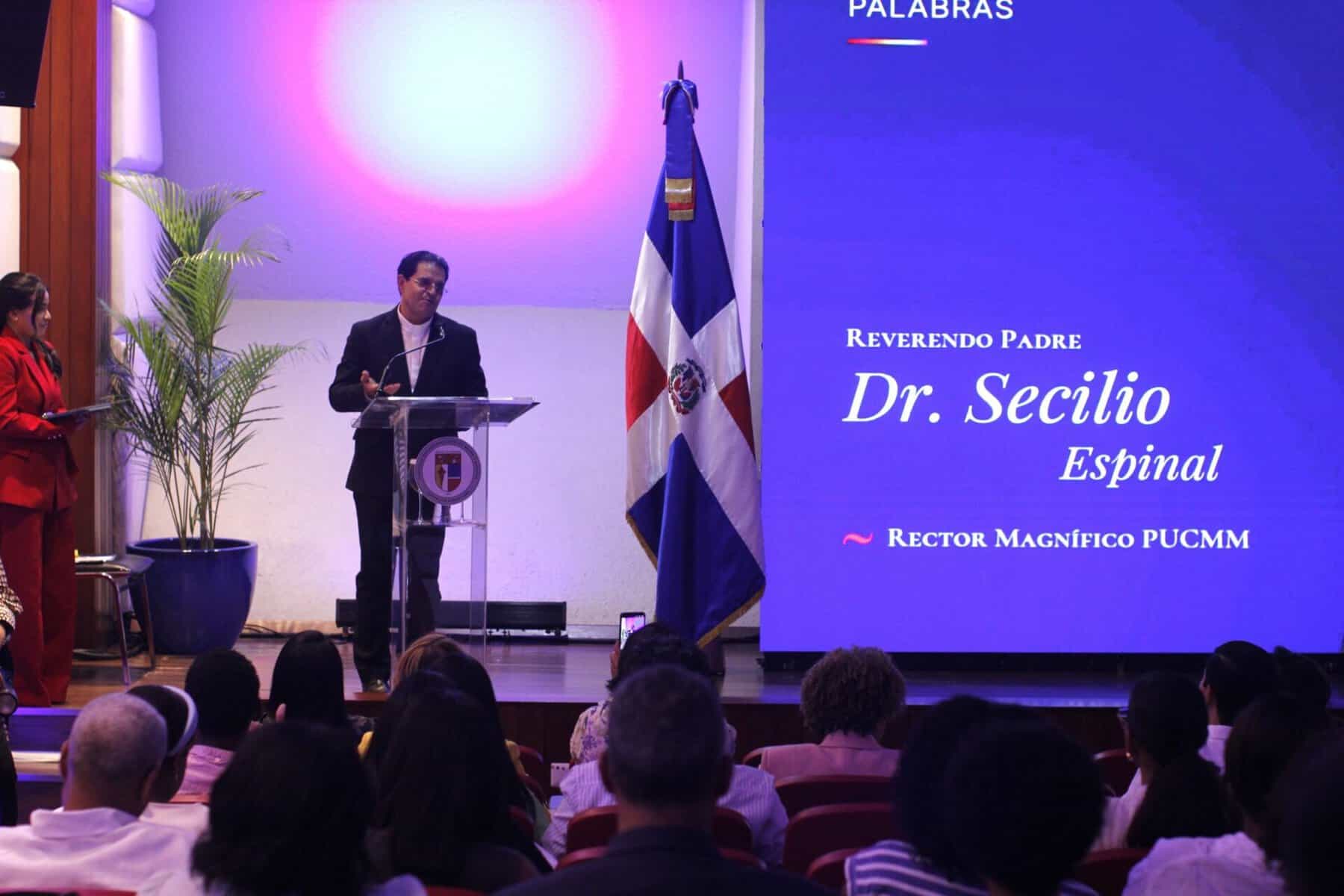 El Reverendo Padre Dr. Secilio Espinal, Rector Magnífico de la PUCMM, ofrece palabras durante la inauguración de la 6.ª