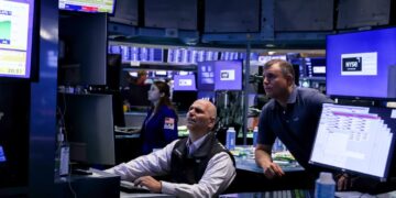 Pantalla de cotizaciones en Wall Street con el S&P 500 en alza y tecnológicas liderando ganancias