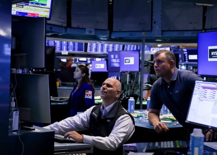 Pantalla de cotizaciones en Wall Street con el S&P 500 en alza y tecnológicas liderando ganancias