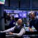 Pantalla de cotizaciones en Wall Street con el S&P 500 en alza y tecnológicas liderando ganancias