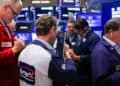 Operadores en la Bolsa de Nueva York observan pantallas con la caída del S&P 500 y el Nasdaq ante presiones inflacionarias