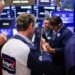 Operadores en la Bolsa de Nueva York observan pantallas con la caída del S&P 500 y el Nasdaq ante presiones inflacionarias