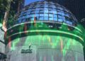 Pantalla del NYSE mostrando el alza del S&P 500 y el Nasdaq el 6 de octubre de 2026