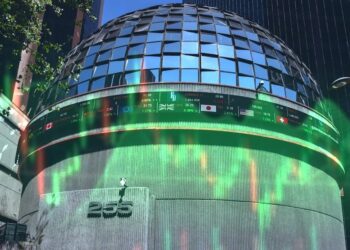 Pantalla del NYSE mostrando el alza del S&P 500 y el Nasdaq el 6 de octubre de 2026