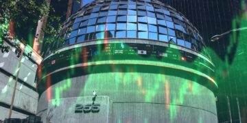 Pantalla del NYSE mostrando el alza del S&P 500 y el Nasdaq el 6 de octubre de 2026
