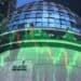 Pantalla del NYSE mostrando el alza del S&P 500 y el Nasdaq el 6 de octubre de 2026