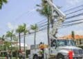 Tendido eléctrico y medidor de energía en un barrio de República Dominicana