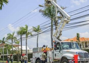Tendido eléctrico y medidor de energía en un barrio de República Dominicana