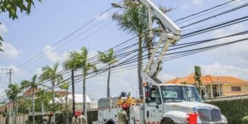 Tendido eléctrico y medidor de energía en un barrio de República Dominicana
