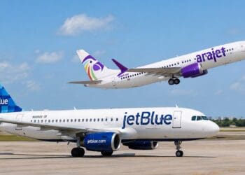 Avión de JetBlue en la pista del aeropuerto de Boston con destino a República Dominicana