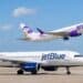 Avión de JetBlue en la pista del aeropuerto de Boston con destino a República Dominicana