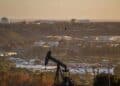 Superpetrolero en llamas en el estrecho de Ormuz con columna de humo negro sobre el mar