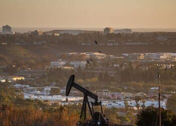 Superpetrolero en llamas en el estrecho de Ormuz con columna de humo negro sobre el mar