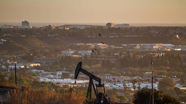 Superpetrolero en llamas en el estrecho de Ormuz con columna de humo negro sobre el mar