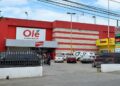 Trabajadores de Supermercados Olé paralizados dentro de una sucursal en señal de protesta por falta de pago de bonificaciones