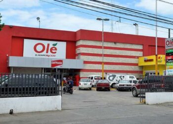 Trabajadores de Supermercados Olé paralizados dentro de una sucursal en señal de protesta por falta de pago de bonificaciones