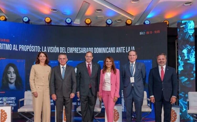 Panel empresarial del Summit Humanos 5.0 en el Hotel El Embajador con líderes del Grupo Rica, BHD, Corripio y Grupo Humano debatiendo sobre inteligencia artificial