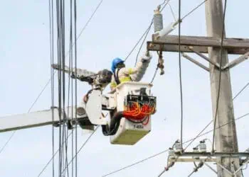 Trabajadores de la ETED en mantenimiento de líneas de transmisión eléctrica en el Distrito Nacional