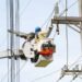 Trabajadores de la ETED en mantenimiento de líneas de transmisión eléctrica en el Distrito Nacional