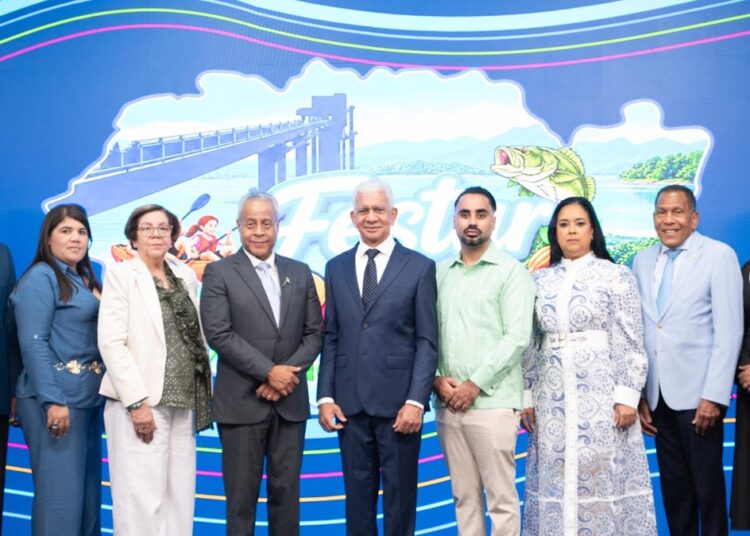Lanzamiento de la cuarta edición de Festur Sánchez Ramírez 2026 con autoridades y empresarios en Cotuí