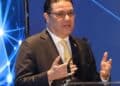Funcionarios dominicanos inspeccionan mercancías en un comercio de capital chino durante un operativo de fiscalización