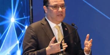 Funcionarios dominicanos inspeccionan mercancías en un comercio de capital chino durante un operativo de fiscalización